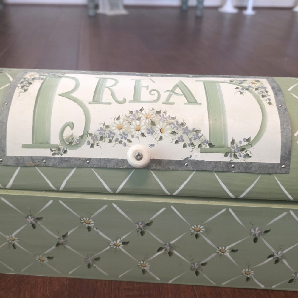 Vintage-Style Green Bread Box - Decorative Kitchen Storage - Picture 8 of 8